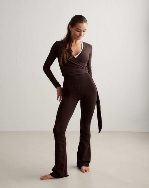 Damskie legginsy rozszerzane nogawki, wysoki stan, squat proof Sense czekoladowy. Brązowe legginsy AIM'N, bez wzorów, z elastanu, z podwyższonym stanem, długie. Za 340,00 zł.
