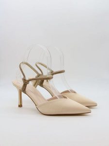 Bellucci Czółenka w kolorze beżowym z paskiem rozmiar: 40. Brązowe czółenka Bellucci, bez wzorów, bez obcasa, na szpilce, bez zapięcia. Za 117,99 zł.