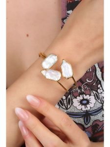 Pierres delicates Pozłacana bransoletka z masą perłową rozmiar: onesize. Białe bransoletki Pierres delicates, z perłą, pozłacane. Za 118,28 zł.