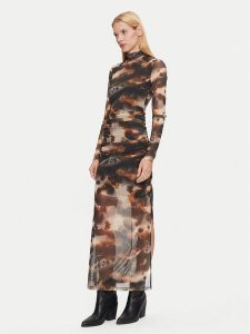 Gestuz Sukienka codzienna Behka 10909458 Brązowy Slim Fit. Brązowe kombinezony Gestuz, xs, bez wzorów, z syntetyku, bez kołnierzyka, bez ramiączek. Za 499,99 zł.