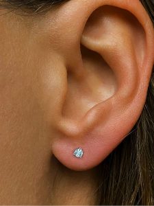 Les Petites Précieuses Srebrne kolczyki-wkrętki z topazem rozmiar: onesize. Niebieskie kolczyki Les Petites Précieuses, z topazem, srebrne. Za 139,54 zł.