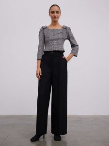 BGN Bluzka w kolorze szaro-czarnym rozmiar: 40. Czarne bluzki BGN, z aplikacjami, bez kołnierzyka, bez ramiączek. Za 108,99 zł.