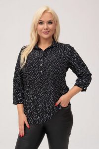 Elegancka czarna koszula z kołnierzykiem w białe kropki PLUS SIZE XXL. Białe koszule Nasi partnerzy, plus size, bez wzorów, z poliesteru, bez kołnierzyka, plus size, bez ramiączek. Za 199,90 zł.