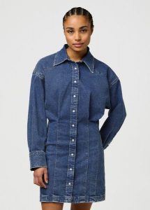 DAMSKA SUKIENKA JEANSOWA WRANGLER DARTED SKIRT DRESS SAPPHIRE TRACE 112370802. Niebieskie sukienki Wrangler, s, bez wzorów, z jeansu, bez kołnierzyka, bez ramiączek. Za 269,99 zł.