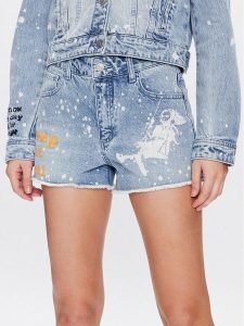 Guess Szorty jeansowe Mom W3GD26 D4YO0 Niebieski Regular Fit. Niebieskie szorty Guess, z aplikacjami, z bawełny. Za 839,99 zł.