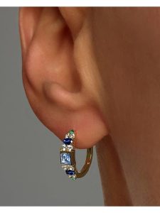 Les Petites Précieuses Pozłacane kolczyki-kreole z cyrkoniami rozmiar: onesize. Niebieskie kolczyki Les Petites Précieuses, z cyrkonią, pozłacane. Za 148,96 zł.