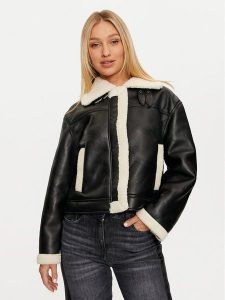 Pieces Kurtka z imitacji skóry Janelle 17141595 Czarny Regular Fit. Czarne kurtki Pieces, s, bez wzorów, ze skóry, bez kaptura. Za 349,99 zł.