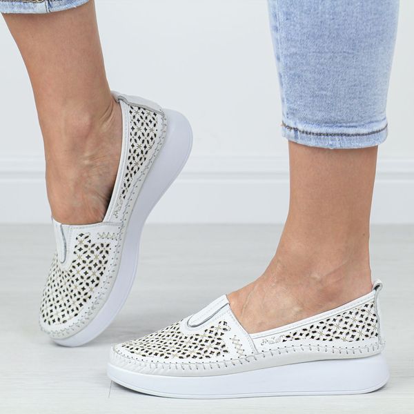 Białe skórzane półbuty damskie T.Sokolski 712. Białe półbuty Sokolski, na lato, w ażurowe wzory, z materiału, bez obcasa, bez zapięcia. Za 259,00 zł.