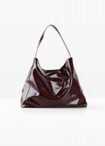Torba typu shopper z błyszczątej imitacji skóry. Czerwone shopper bag bonprix, bez wzorów, ze skóry, bez dodatków. Za 124,99 zł.