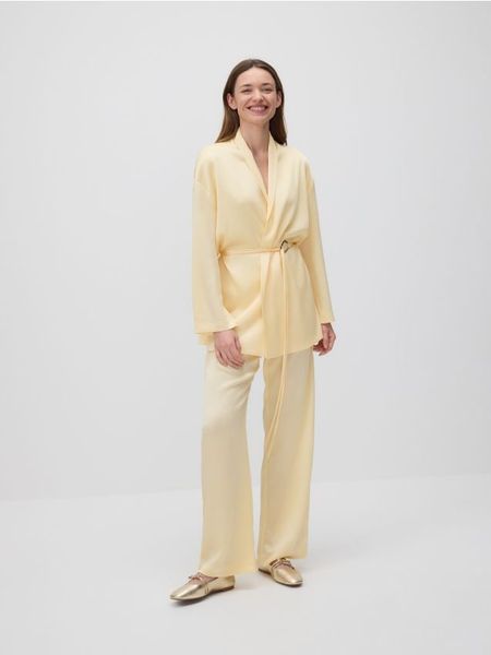 Marynarka z ozdobnym wiązaniem - jasnożółty. Żółte marynarki i żakiety Reserved, l, bez wzorów, z tkaniny. W wyprzedaży za 119,99 zł.