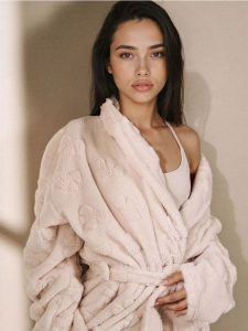 Szlafrok ze wzorkiem z kokardy - kremowy. Białe szlafroki Sinsay, l, bez wzorów, bez kaptura. Za 59,99 zł.