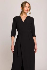 Elegancka sukienka midi z dekoltem V i rozcięciem czarna. Czarne sukienki Stylove, do pracy, na lato, s, bez wzorów, z elastanu, biznesowe, bez kołnierzyka, dla wysokich, bez ramiączek, midi, dopasowane. Za 389,00 zł.