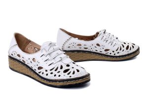 MANITU 850096-03 weiss, półbuty damskie. Białe półbuty Manitu, na lato, w ażurowe wzory, ze skóry, bez obcasa, bez zapięcia. Za 269,90 zł.