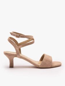 Beżowe sandały ze skóry welurowej. Brązowe sandały Ryłko, bez wzorów, z gumy, z okrągłym noskiem, bez obcasa, na obcasie, bez zapięcia. Za 399,99 zł.