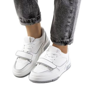 Szare sneakersy damskie Kadie białe. Białe trampki bez wzorów, ze skóry ekologicznej, bez zapięcia. Za 83,50 zł.