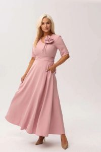 Sukienka MAXI Mirabella w odcieniu pudrowego różu z delikatną poświatą srebra OVERSIZE PLUS SIZE XXL WIOSNA LATO. Czerwone sukienki Moda Size Plus Iwanek, na imprezę, na lato, l, bez wzorów, z elastanu, eleganckie, bez kołnierzyka, plus size, bez ramiączek, maxi, oversize. Za 489,90 zł.