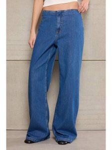 Trendyol Dżinsy - Comfort fit - w kolorze niebieskim rozmiar: 34. Niebieskie jeansy Trendyol, bez wzorów. Za 113,63 zł.