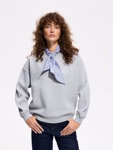 Bluza z chustą - jasnoszary. Szare apaszki i chusty Reserved, bez wzorów, z bawełny. Za 129,99 zł.