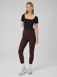 4F Legginsy dzianinowe damskie - brązowe S. Brązowe legginsy 4f, bez wzorów, z dzianiny. Za 129,99 zł.