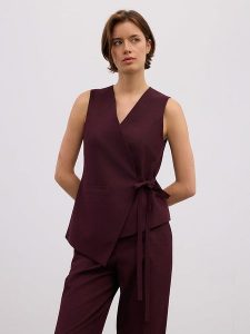 BGN Kamizelka w kolorze bordowym rozmiar: 38. Czerwone kamizelki BGN, bez wzorów, bez kołnierzyka, bez ramiączek, bez kaptura. Za 126,75 zł.