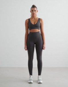 Damskie legginsy bezszwowe, wysoki stan, squat proof petite Shape szary. Szare legginsy AIM'N, bez wzorów, z elastanu, z podwyższonym stanem. Za 296,00 zł.