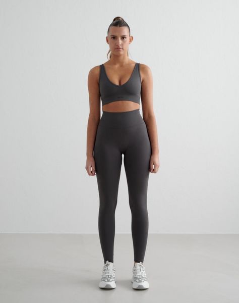 Damskie legginsy bezszwowe, wysoki stan, squat proof petite Shape szary. Szare legginsy AIM'N, bez wzorów, z elastanu, z podwyższonym stanem. Za 296,00 zł.