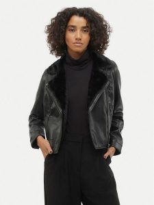 Vero Moda Kurtka z imitacji skóry Hailey 10250405 Czarny Regular Fit. Czarne kurtki Vero Moda, m, bez wzorów, ze skóry, bez kaptura. Za 329,99 zł.