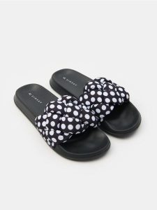 Klapki w kropki - czarny. Czarne klapki Sinsay, bez wzorów, bez obcasa. Za 39,99 zł.