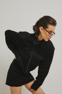 Krótka marynarka na zamek w kolorze TOTALLY BLACK - FRANKIE-M/L. Czarne marynarki i żakiety Marsala, l, bez wzorów, z bawełny, eleganckie. Za 599,90 zł.
