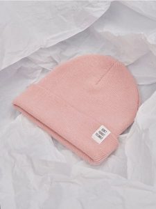 Czapka beanie - różowy. Czerwone czapki Sinsay, z aplikacjami, z dzianiny. Za 9,99 zł.