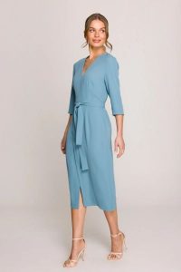 Elegancka sukienka midi z dekoltem V i rozcięciem błękitna. Niebieskie sukienki Stylove, do pracy, na lato, uniwersalny, bez wzorów, z elastanu, biznesowe, bez kołnierzyka, dla wysokich, bez ramiączek, midi, dopasowane. Za 429,00 zł.