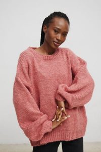 Sweter oversize z bufiastymi rękawami w kolorze BRICK ORANGE - RIVERO. Pomarańczowe swetry klasyczne Marsala, na lato, z wełny, bez kołnierzyka. Za 249,90 zł.