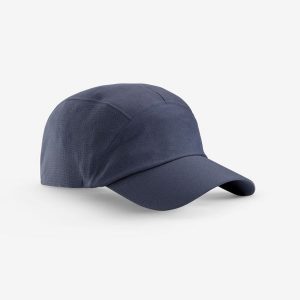Czapka turystyczna z daszkiem Forlcaz MT500 V2. Szare czapki FORCLAZ, bez wzorów, z elastanu, sportowe. Za 39,99 zł.