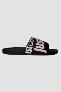 JUST CAVALLI Czarne klapki z fioletowym logo Fondo Pool. Czarne klapki Just Cavalli, bez wzorów, bez obcasa. W wyprzedaży za 209,99 zł.