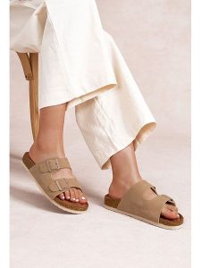 Foreverfolie Klapki w kolorze khaki rozmiar: 36. Brązowe klapki Foreverfolie, bez wzorów, z otwartym noskiem, bez obcasa. Za 83,42 zł.