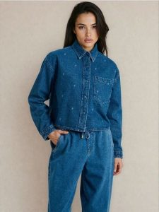 Jeansowa koszula z haftowanymi kwiatami - niebieski. Niebieskie koszule Sinsay, l, bez wzorów, z jeansu, bez kołnierzyka, bez ramiączek. Za 59,99 zł.