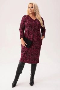 Bordowa dresowa sukienka Leona w panterkę - wygoda w modnym wydaniu PLUS SIZE XXL. Czerwone sukienki Moda Size Plus Iwanek, na co dzień, plus size, bez wzorów, z bawełny, eleganckie, bez kołnierzyka, plus size, bez ramiączek, mini, dopasowane. W wyprzedaży za 199,90 zł.