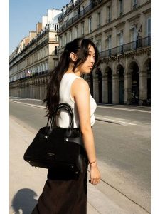 Victor & Hugo Paris Skórzana torebka "Luz" w kolorze czarnym - 31 x 24 x 16 cm rozmiar: onesize. Czarne torebki klasyczne Victor & Hugo Paris, bez wzorów, z materiału, przez ramię, bez dodatków. Za 395,94 zł.