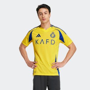 Koszulka piłkarska ADIDAS Al Nassr 24/25 domowa. Bluzki ADIDAS, s, bez wzorów, sportowe, bez kołnierzyka, bez ramiączek. Za 319,99 zł.