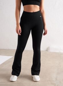 Damskie legginsy bezszwowe prążkowane rozszerzane wysoki stan squat proof czarne. Czarne legginsy AIM'N, bez wzorów, z dzianiny, z podwyższonym stanem. Za 297,00 zł.