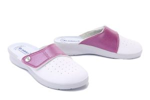INBLU 50-33V 067 azalea, klapki damskie. Białe klapki Inblu, bez wzorów, bez obcasa, na koturnie. Za 55,99 zł.