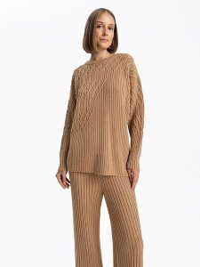 BGN Sweter w kolorze karmelowym rozmiar: 34. Brązowe swetry oversize BGN, bez wzorów, ze splotem, bez ramiączek. Za 74,63 zł.