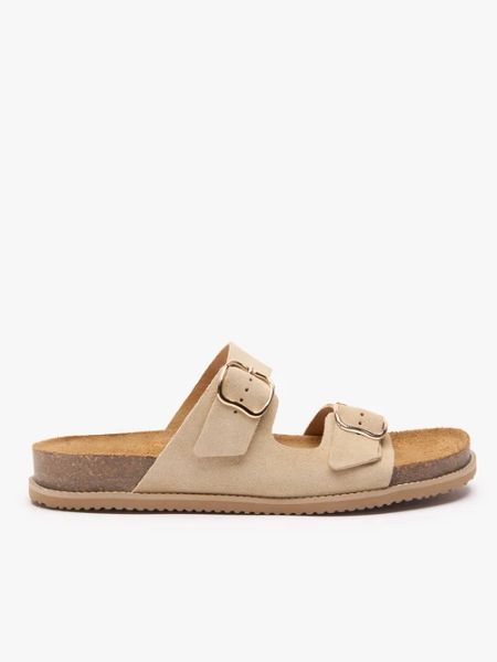 Piaskowe klapki z dwoma paskami. Brązowe klapki Ryłko, bez wzorów, ze skóry, z okrągłym noskiem, bez obcasa, na płaskiej podeszwie. Za 379,99 zł.