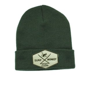 Czapka beanie – haftowane logo / organiczna / rozmiar uniwersalny (zielona). Zielone czapki SURF MONKEY, z aplikacjami, z bawełny. Za 139,95 zł.