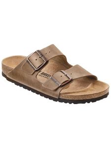 Birkenstock Skórzane klapki "Arizona" w kolorze jasnobrązowym rozmiar: 38. Brązowe klapki Birkenstock, bez wzorów, z otwartym noskiem, bez obcasa. Za 427,07 zł.