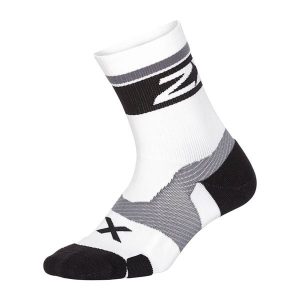 Skarpety sportowe 2XU Vectr Cushion Crew. Białe skarpetki 2XU, bez wzorów. W wyprzedaży za 65,15 zł.