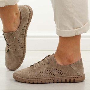 Beżowe skórzane półbuty damskie Vinceza 95362. Brązowe półbuty VINCEZA, na lato, w ażurowe wzory, z jeansu, z okrągłym noskiem, bez obcasa, bez zapięcia. W wyprzedaży za 197,10 zł.