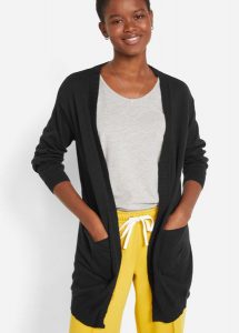 Sweter bawełniany bez zapięcia, z dzianiny o splocie drobnych oczek. Czarne kardigany bonprix, z bawełny. Za 94,99 zł.