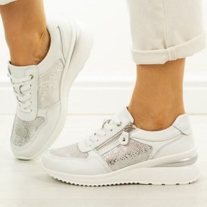 Białe skórzane półbuty damskie na koturnie Cambell 87330. Białe półbuty Cambell, na lato, bez wzorów, z jeansu, z okrągłym noskiem, bez obcasa, na koturnie, bez zapięcia. W wyprzedaży za 186,15 zł.