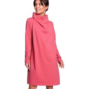 Sukienka dresowa oversize trapezowa z wysokim kołnierzem różowa. Czerwone sukienki Sukienki.shop, na co dzień, l, bez wzorów, z bawełny, bez kołnierzyka, bez ramiączek, oversize. W wyprzedaży za 167,00 zł.